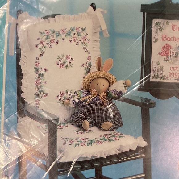 NWT vintage Mary maxim 92540 chair set 6 Ct. violets cross stitch kit - Picture 4 of 4
